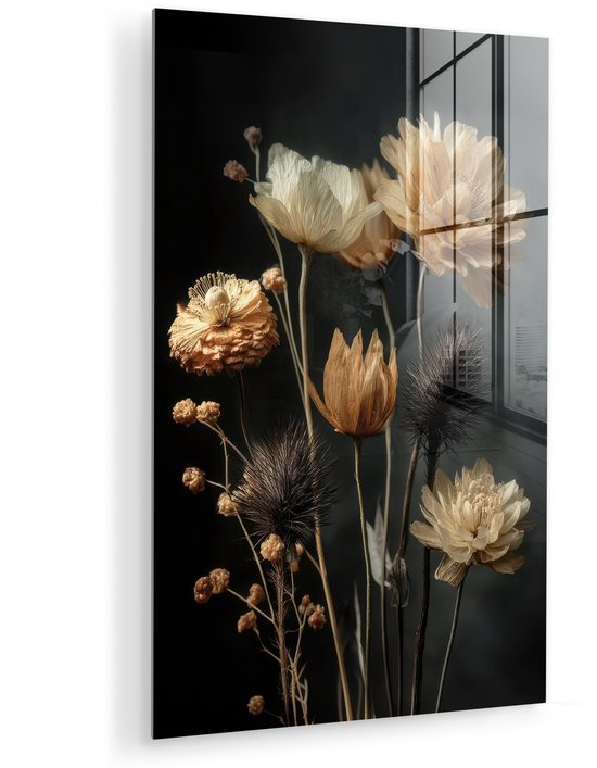 Glas schilderij met boeket gedroogde bloemen, waaronder crèmekleurige en bruine bloemen met donkere accenten.