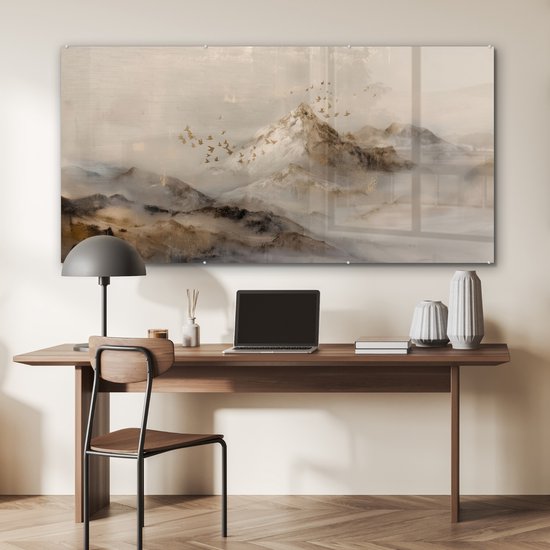 Glazen schilderij van een mistig berglandschap met goudkleurige penseelstreken en vliegende vogels, hangend boven een bureau.