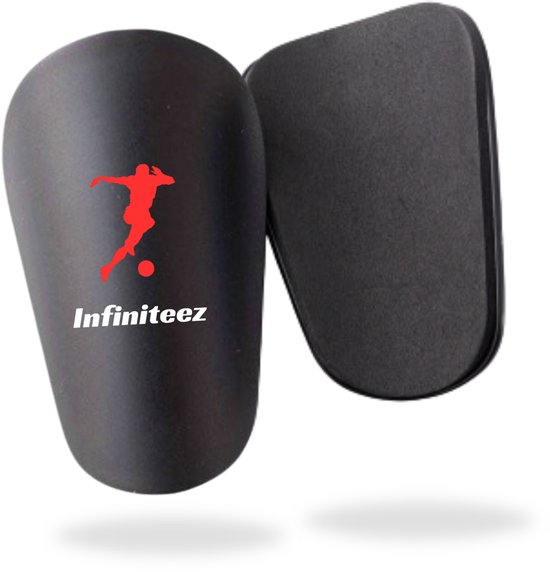 Zwarte mini-scheenbeschermers voor voetbal met rood Infiniteez-logo, één met schuimlaag.