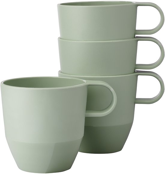 Pile de quatre tasses vert pâle et mates. Les tasses ont une forme simple avec une anse.