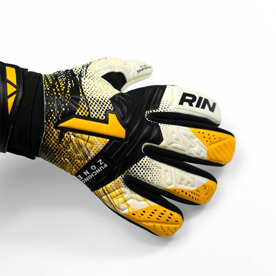 Gele, witte en zwarte Rinat Fiera keepershandschoen met "PUNCHING ZONE" op de vingers en "RIN" op de pols.