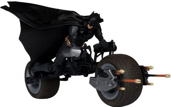 Batman in zwart pak met cape op de Batpod.