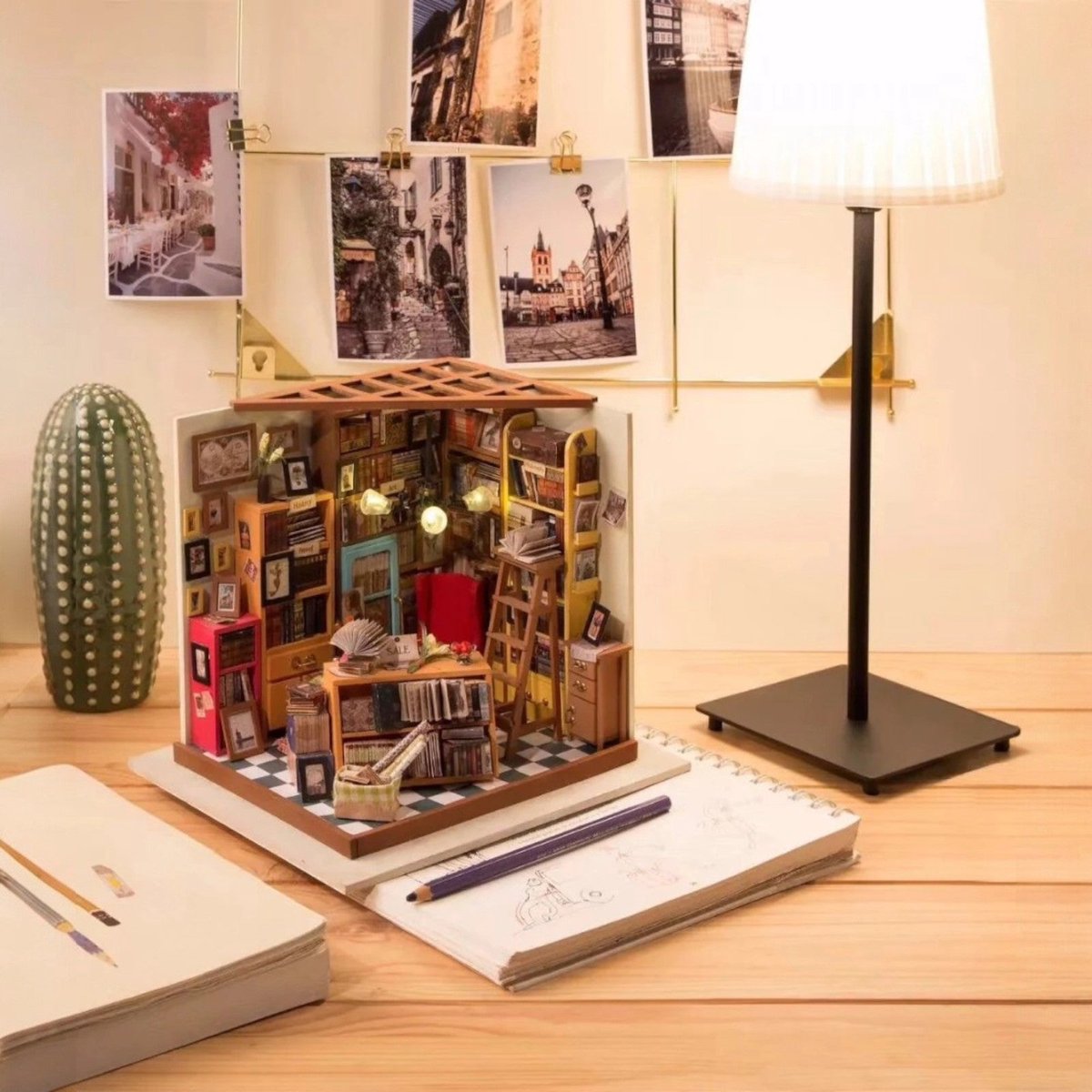 Robotime modelbouw Miniatuur bouwpakket Sam's Study hout/papier/kunststof - 190mm hoog x 225mm breed x 185mm diep - met lampje — afbeelding 20