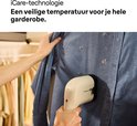 Vrouw gebruikt Braun QuickStyle 3 kledingstomer op een blauw gestreept overhemd.