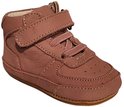 Roze leren sneaker met klittenbandsluiting en veters. Witte stiksels.