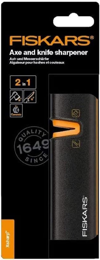 Verpakking van Fiskars axe and knife sharpener, met '2 in 1' en keramisch symbool.