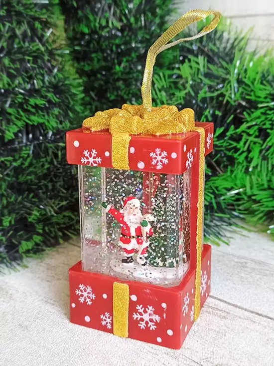Kerstboomhanger in rode cadeauvorm met kerstman en kerstbomen.