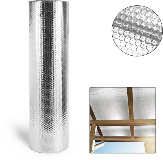 Een staande rol zilverkleurige isolatiefolie met een gedetailleerd, bubbelachtig patroon. Een inzet toont de isolatie onder een houten dakconstructie, met de lucht eronder.