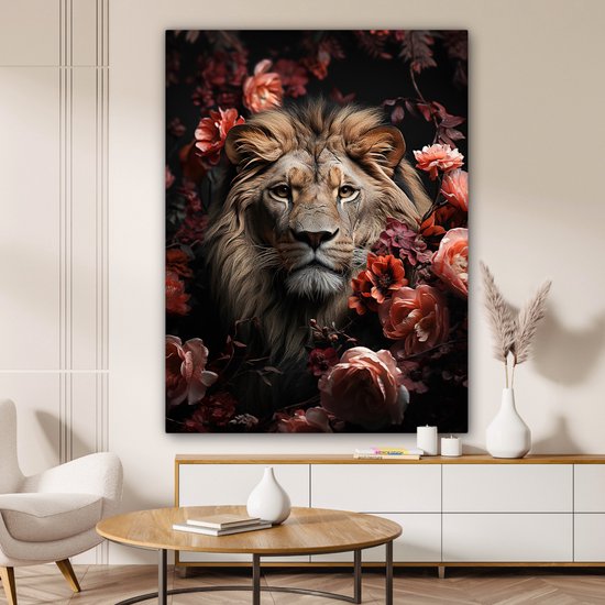 Een leeuw omringd door rode en roze bloemen, gehangen boven een dressoir in een woonkamer.