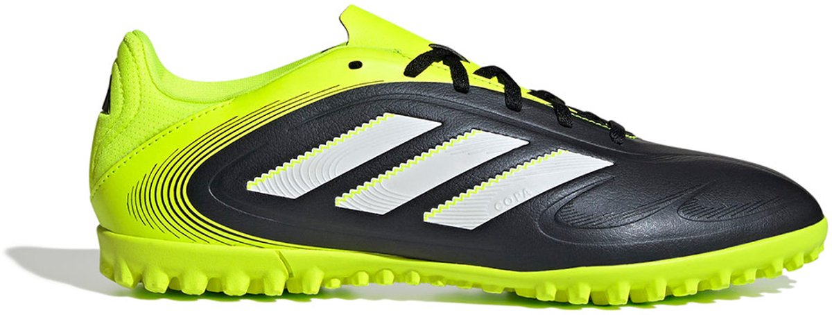 Zwarte Adidas Copa Pure 3 voetbalschoenen met gele accenten en drie witte strepen, maat EU 43 1/3.