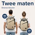 Man en vrouw dragen beige TRVLMORE rugzakken van 40L en 25L. 'Twee maten' tekst.