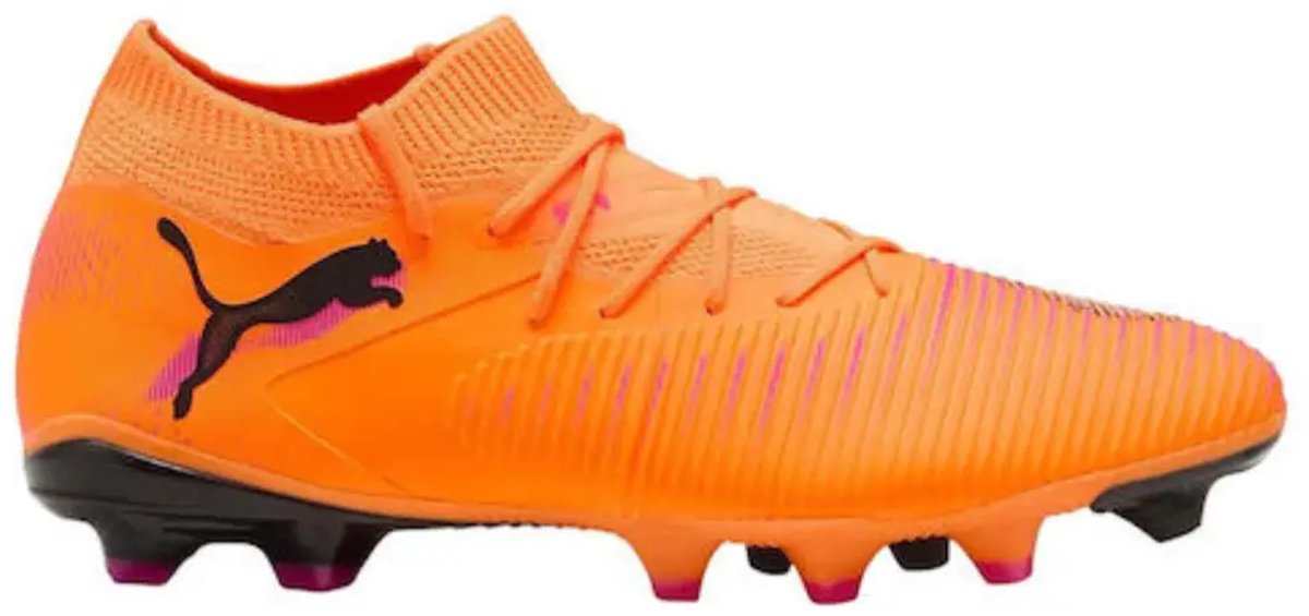 Puma Future 8 Match FG/AG voetbalschoenen in fel oranje met zwarte logo, ontworpen voor optimale pasvorm en grip.