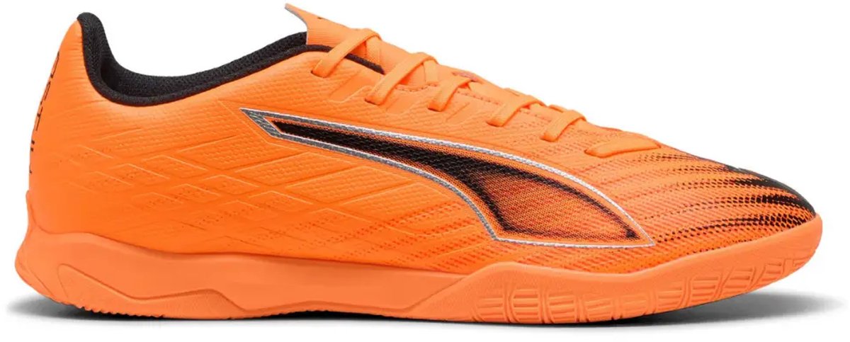 Puma Ultra 6 voetbalschoenen in fel oranje, met technisch mesh bovenwerk en lichtgewicht steunframe voor stabiliteit.