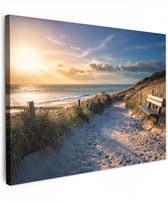 Tuinschilderij voor buiten 100x70 cm - Tuindecoratie Zonsondergang - Strand - Duin - Gras - Bank - Tuinposter op canvas - Tuin muurdecoratie - Buitenschilderij decoratie - Schutting wanddecoratie - Buitencanvas