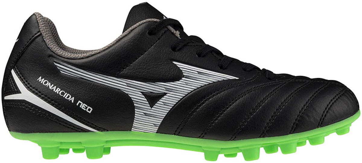 Zwarte Mizuno Monarcida Neo III Select AG voetbalschoenen met groene noppen, ontworpen voor junior spelers op kunstgras.