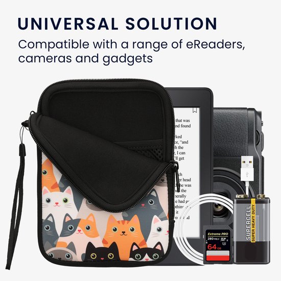 Zwarte hoes met veelkleurig kattenpatroon, met een eReader, camera, geheugenkaart en batterij.