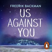 Boekomslag van "Us Against You" van Fredrik Backman, met een winterlandschap en dorpje bij nacht.