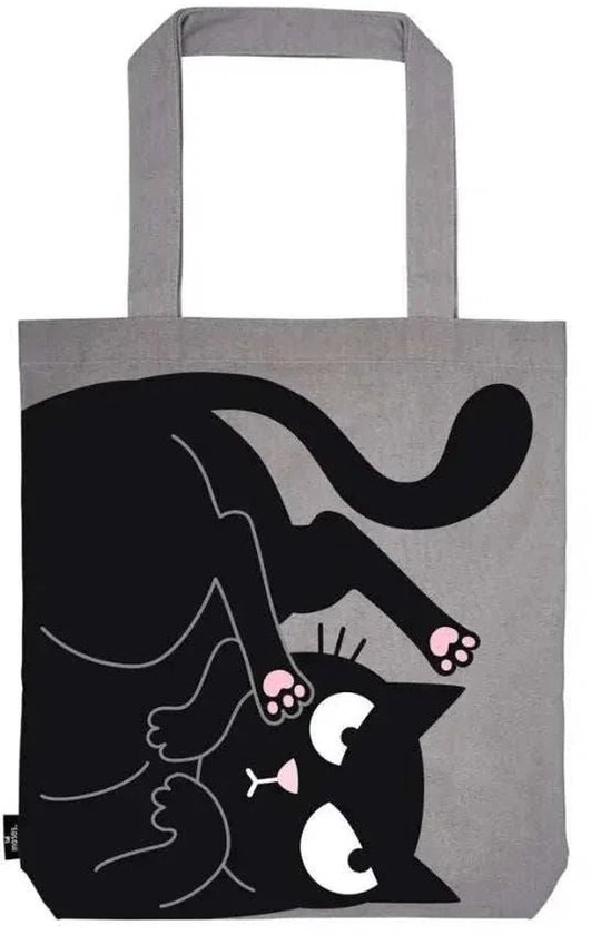Grijze tas met een zwarte kat die op zijn rug ligt te spelen, met roze pootjes en grote ogen.