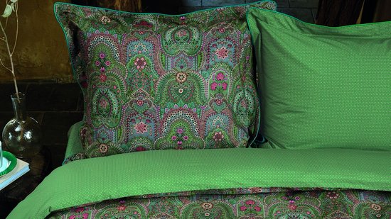 Groene kussensloop en dekbedovertrek met een gedetailleerde paisley print van bloemen.