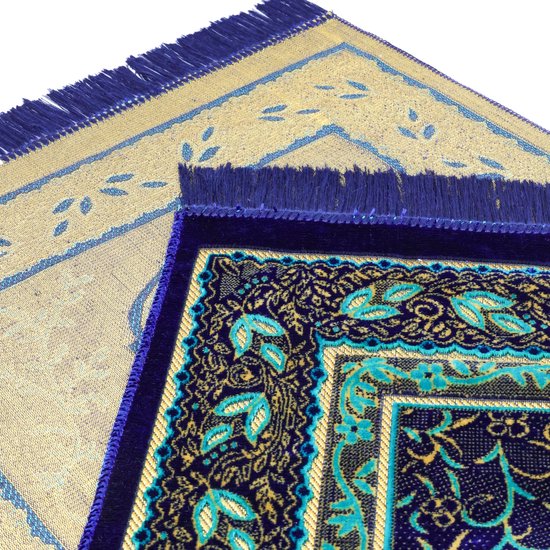 Détail de deux tapis de prière bleu foncé, avec des motifs de feuilles dorés et bleus et des franges bleues.