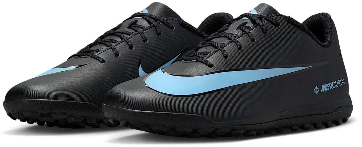 Zwarte Nike Mercurial Vapor 16 Club TF voetbalschoenen met blauwe details en rubberen buitenzool voor grip en controle.