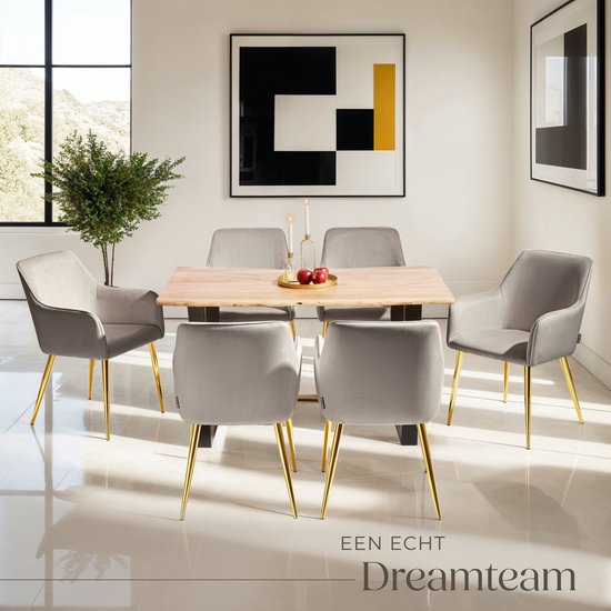 Zes taupe fluwelen eetkamerstoelen met gouden poten rond een houten tafel. EEN ECHT DREAMTEAM.