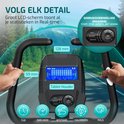 Gedetailleerd display van een FITAGE hometrainer met tijd, snelheid, afstand, calorieën en pols. Tablet houder.