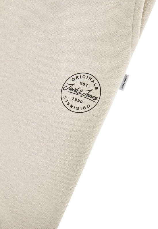 Beige joggingbroek met Jack & Jones 'Originals Est. 1990' cirkelvormig logo op de linkerheup.