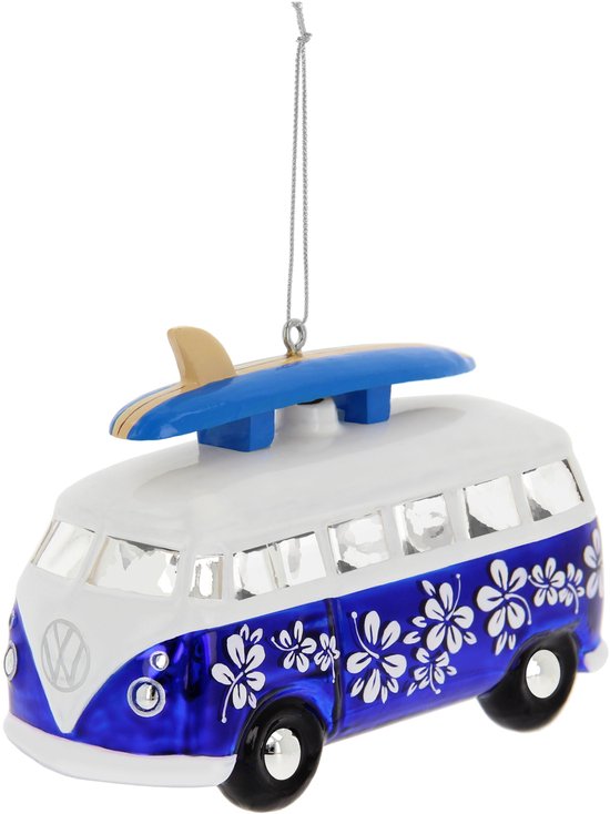 Kerstdecoratie van glas, een witte VW T1 bus met blauwe bloemenprint en surfplank op het dak.
