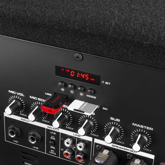 Achterpaneel van een speaker met bedieningsknoppen, USB- en SD-poorten.