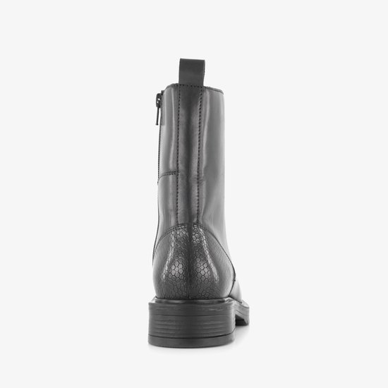 Achterkant van zwarte leren veterboot met snake-print detail op de hak.
