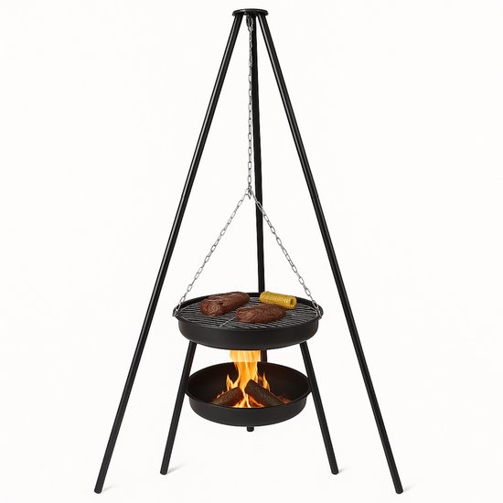 Zwarte driepoot grill met vlees en een maiskolf op het rooster boven een vuur.