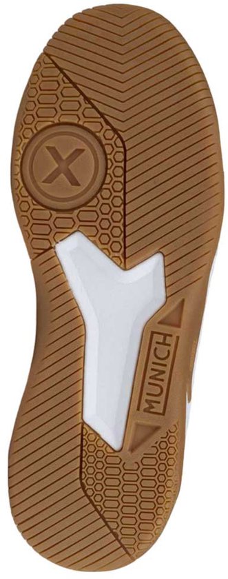 Buitenzool van een witte Munich indoorschoen met een bruin rubberen loopvlak en 'X' logo.