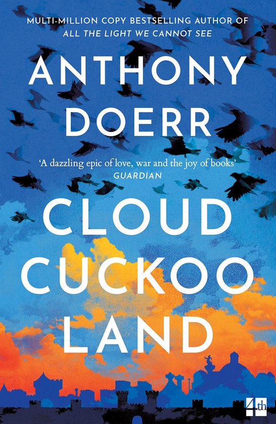 Boekomslag met de titel "Cloud Cuckoo Land". Een blauwe lucht met oranje wolken en silhouetten van kastelen, met vliegende vogels en de naam Anthony Doerr.