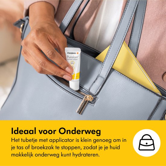 Een hand met een tube Purelan Lanolin cream wordt in een blauwgrijze handtas gestoken.