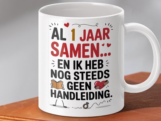 Witte mok met illustratie en de tekst 'AL 1 JAAR SAMEN... EN IK HEB NOG STEEDS GEEN HANDLEIDING.'