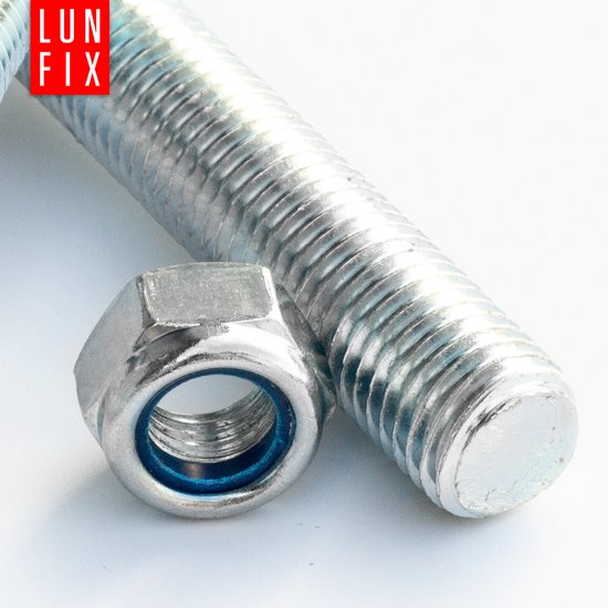 Un écrou autobloquant LUN FIX M10 avec bague bleue à côté d'un long boulon zingué fileté.
