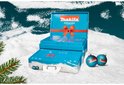 Open blauwe Makita adventskalender 2025 op besneeuwde ondergrond, met 2 kerstballen van Makita.