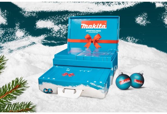 Open blauwe Makita adventskalender 2025 op besneeuwde ondergrond, met 2 kerstballen van Makita.
