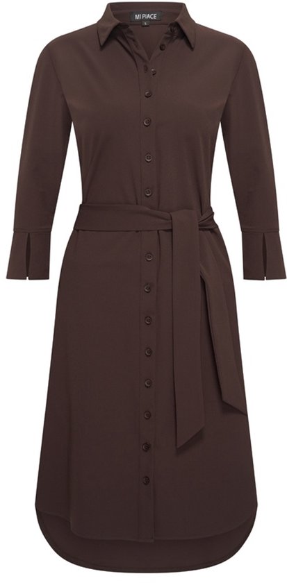 Robe marron à manches longues, ceinture à la taille et fermeture boutonnée.