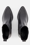 Boven weergave van twee zwarte leren Chelsea boots met puntige neuzen en blokhakken.