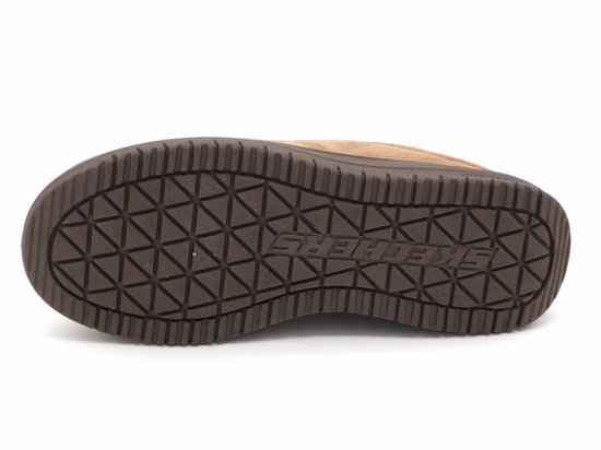 Onderkant van een bruine pantoffel met een bruine antislipzool met SKECHERS logo.