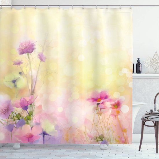 Rideau de douche avec des fleurs pastel, comme des fleurs de magnolia roses et violettes, sur un fond jaune doux avec un effet bokeh.