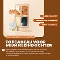 Meisje kijkt lachjes door het raam van een beige speeltent. Tekst: REVIEW VAN EEN TEVREDEN KLANT.