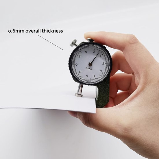 Meetinstrument toont 0.6mm dikte op een witte ondergrond.