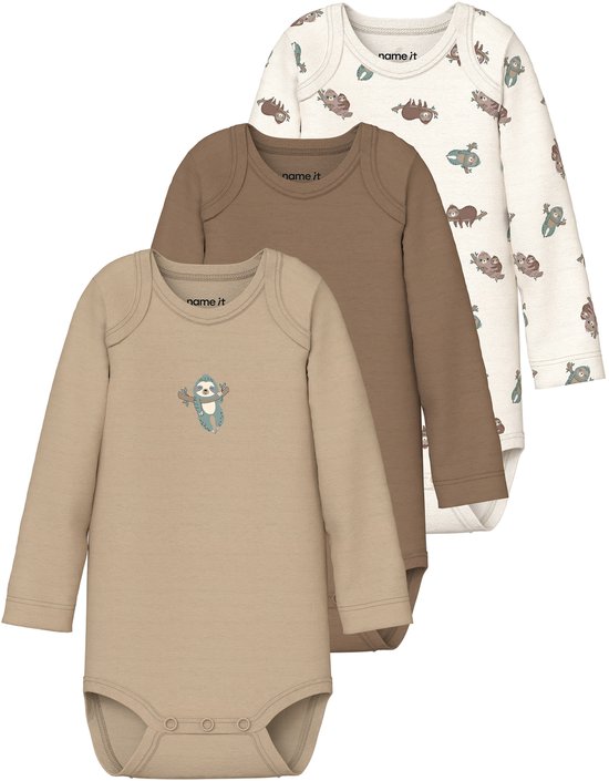 Lot de trois bodys à manches longues en beige, marron et blanc cassé avec imprimé paresseux.