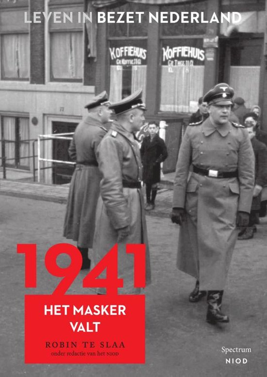 Drie mannen in Duitse uniformen op straat, met tekst 'Leven in bezet Nederland 1941'.