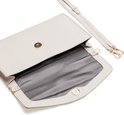 Open crèmekleurige lederen clutch met goudkleurige sluitingen en afneembare band.