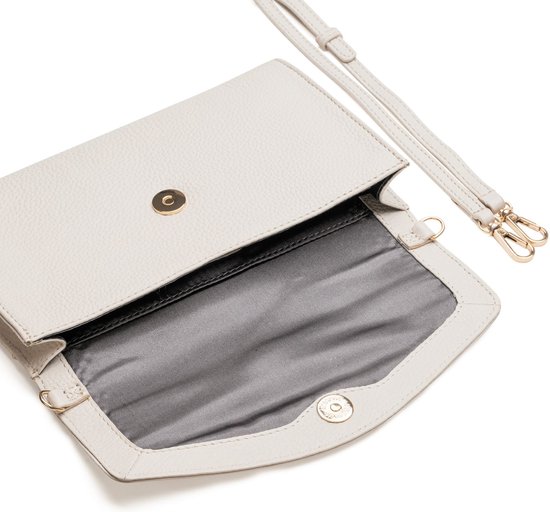 Open crèmekleurige lederen clutch met goudkleurige sluitingen en afneembare band.