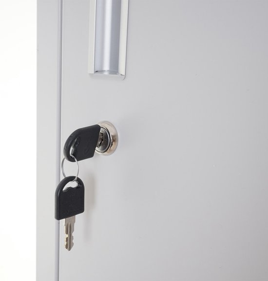 Detail van een grijze metalen locker met sleutel in het slot en zilverkleurig handvat.